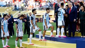 لاعب وحيد من الأرجنتين تحلى بروح رياضية مع إسبانيا وتعهد بإعادة الكأس