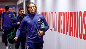 المعركة تشتعل.. جمهور برشلونة يحطم زجاج حافلة أتلتيكو