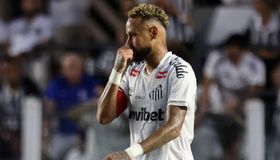 "لا يمكن لأي إنسان تحمّل ذلك".. نيمار يطلق صرخة غضب ضد سانتوس