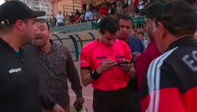 إيقاف حكم مصري لجأ إلى "الهاتف المحمول" للتأكد من صحة قراره