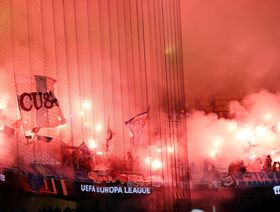 عنف الملاعب يدفع الحكومة اليونانية لحظر المشجعين في الدوري