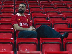 احتفالاً بعقد ليفربول الجديد.. محمد صلاح يوزّع الهدايا على الزملاء