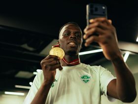 إدوارد ميندي لجمهور الأهلي: قائدكم عاد وجاهز لتقديم كل شيء