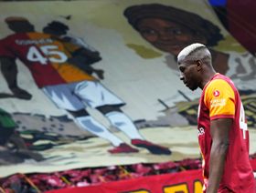 شاهد.. فيكتور أوسيمين يغالب دموعه بسبب "تيفو" جمهور غلطة سراي