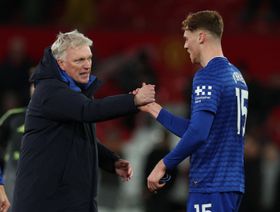 "غاي" يعتذر بعد صفع زميله.. وتعقيب "غريب" من مويس مدرب إيفرتون