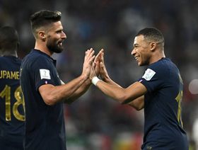جيرو يهنّئ مبابي على تحطيم رقمه القياسي كأفضل هداف لفرنسا