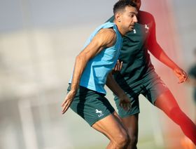 مهاجم منتخب مصر يطالب حسام حسن بـ"احترام المحترفين"