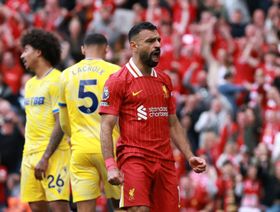 محمد صلاح يحاول الانفصال عن تييري هنري أمام أتلتيكو مدريد