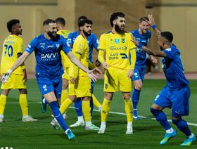 شاهد.. الهلال يتقدم على الحزم بهدف بنزيما في الشوط الأول