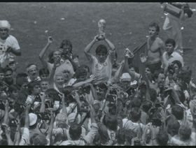 وفاة الرجل الذي حمل دييغو مارادونا بعد نهائي كأس العالم 1986