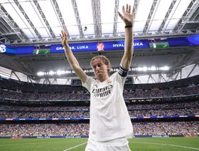شاهد.. مودريتش يبكي في الباص لدى توجّه ريال مدريد إلى "سانتياغو برنابيو"