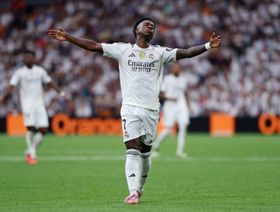 كيف تعامل تشابي مع غضب فينيسيوس من تبديله المستمر في ريال مدريد؟