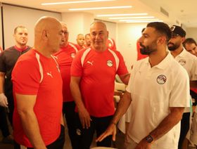 منتخب مصر بقيادة محمد صلاح يحتفل بالتوأمين حسام وإبراهيم حسن