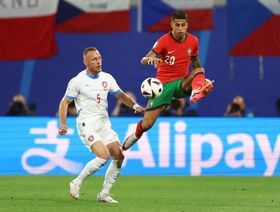 بعد دوران.. مورينيو يطلب التعاقد مع مدافع الهلال السعودي