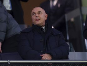 بعد 24 عاماً.. ليفي رئيس توتنهام يرحل عن منصبه