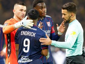 طرد مباشر يعرقل تألق إندريك مع ليون في الدوري الفرنسي