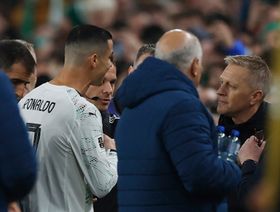 لماذا "هنّأ" كريستيانو رونالدو مدرب إيرلندا خلال مواجهتها البرتغال؟