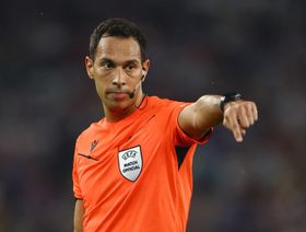 حكم البطاقات الحمراء العشر يدير مباراة الهلال وريال مدريد