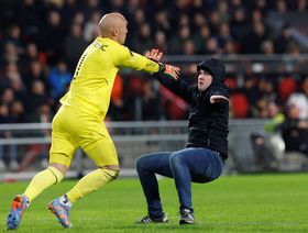 يويفا يفتح تحقيقاً في اعتداء أحد المشجعين على حارس إشبيلية