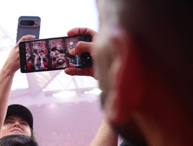 "سيلفي محمد صلاح" يخطف الأضواء في ليفربول.. ما تفاصيل القصة؟