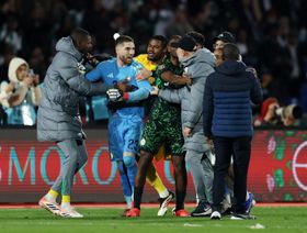 الكاف يفتح تحقيقاً بأحداث مباراتي المغرب والجزائر في كأس إفريقيا