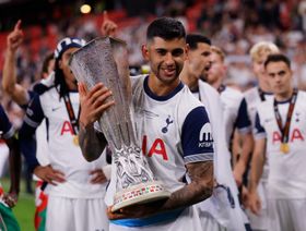 برشلونة يرصد مدافعاً من الدوري الإنجليزي تحسباً لفشل صفقة باستوني