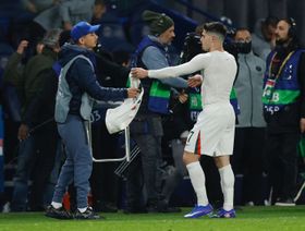 رغم اعتذاره.. بيدرو نيتو مهدد بعقوبات "يويفا" لدفعه جامع الكرات