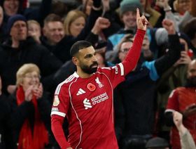 محمد صلاح يحتفل بالمباراة 300 مع ليفربول بالدوري الإنجليزي