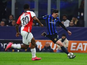 مدافع إنتر ميلان يحسم موقفه من الانتقال إلى برشلونة