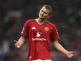 مدافع يونايتد ينتقد زملاءه بعد الهزيمة أمام "10 لاعبين" من إيفرتون