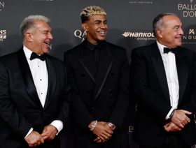 البرغر للجميع.. هكذا احتفل يامال مع بعثة برشلونة في باريس