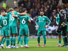 سلوت يسحب لاعب ليفربول بعد 37 دقيقة خوفاً من طرده أمام بيرنلي