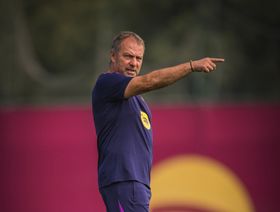 هانزي فليك يساند روبرت ليفاندوفسكي المصاب ويقارنه بكريستيانو رونالدو