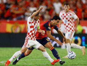 شاهد.. لوكا مودريتش يرد التحية للجمهور الإسباني ويحتفي بابنته