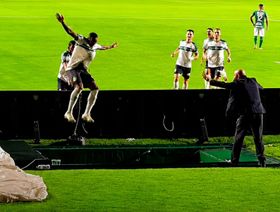 شاهد.. لاعب برازيلي يسقط في حفرة أثناء احتفاله بتسجيل هدف "غير صحيح"