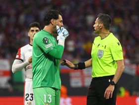 لماذا تظاهر حارس رايو فايكانو بالإصابة خلال نهائي دوري المؤتمر الأوروبي؟