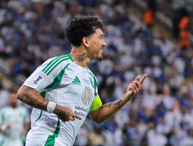 الأهلي يُباغت الهلال بهدفين.. وسالم يرد للهلال في شوط مثير
