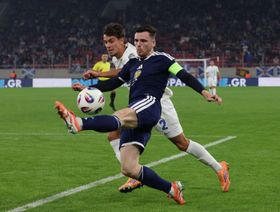 الدنمارك تتقدم على اسكتلندا بهدية يونانية قبل جولة فاصلة بسباق المونديال