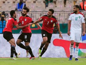 مدافع منتخب مصر يغادر المعسكر على طريقة محمد صلاح
