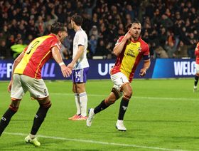 شاهد.. أستون فيلا يهدر ركلة جزاء ويتلقى "هزيمة هولندية" مباغتة