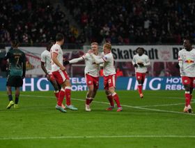 لايبزيغ يهزم بريمن ويواصل مطاردة بايرن ميونيخ في الدوري الألماني