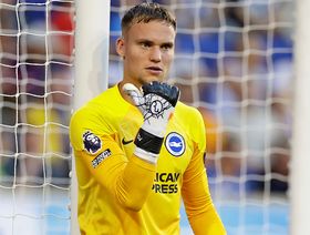 حارس برايتون روبرت سانشيز في طريقه إلى تشيلسي