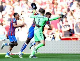 الحارس هندرسون يصعق ليفربول ويمنح بالاس لقب درع المجتمع