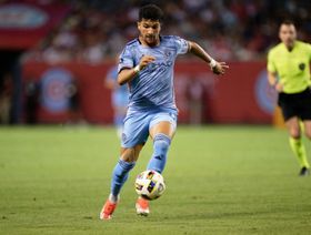 الأهلي يقترب من مهاجم جزائري بمقابل ضخم بعد رحيل تريزيغيه
