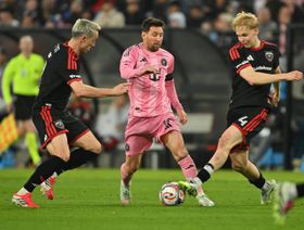 شاهد.. "لمسة سحرية" تمنح ميسي الهدف 899 ليواصل مطاردة رونالدو