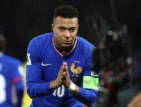 زملاء كيليان مبابي "منزعجون" من تدليل أيقونة فرنسا