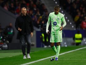 لامين يامال يثير أزمة في برشلونة بين الإدارة وهانزي فليك