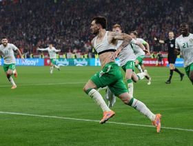 باروت بطل أيرلندا يقودها إلى ملحق كأس العالم في الدقيقة 90+6 ويُبكي سوبوسلاي