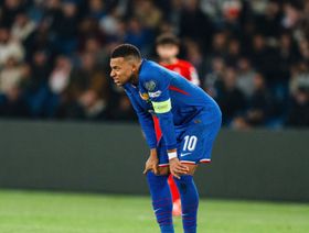 كيليان مبابي المصاب ينسحب من معسكر فرنسا ويعود إلى مدريد