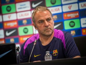 وفاة والد هانزي فليك مدرب برشلونة.. فهل يحضر الكلاسيكو؟